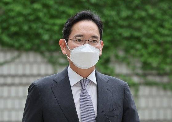 이재용 삼성전자 회장이 7일 오전 서초구 서울중앙지방법원에서 열린 '회계부정·부당합병' 관련 1심 속행 공판에 출석하고 있다. 연합뉴스,