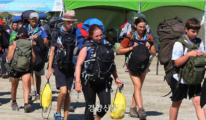 제6호 태풍 ‘카눈’의 북상에 따른 비상대피계획의 일환으로 새만금 세계스카우트 잼버리 참가자들의 퇴영이 시작된 8일 오스트리아 대원들이 전북 부안군 새만금 야영장을 떠나고 있다. 부안|조태형 기자