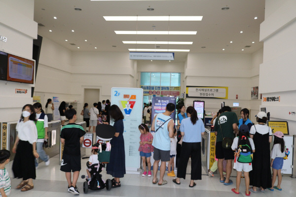 13일 부산 기장군 국립부산과학관 상설 전시관에 관람객들이 입장하고 있다. 국립부산과학관 제공