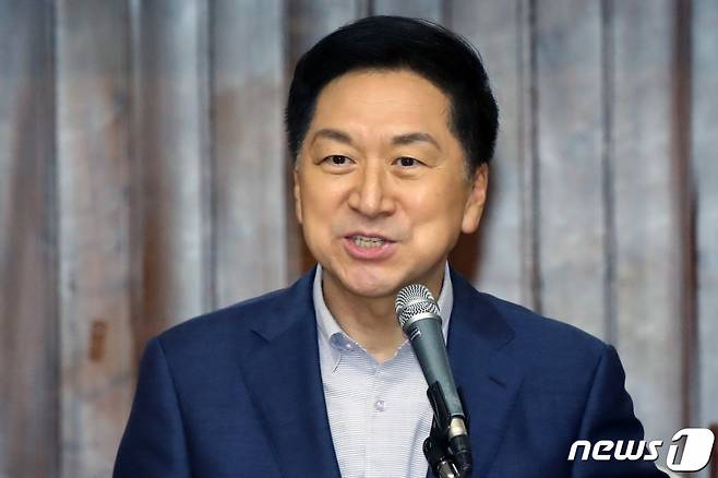 김기현 국민의힘 대표가 11일 오전 서울 여의도 국회도서관에서 열린 '시민단체 공익성 강화를 위한 제도 개선 및 지원방안 모색 토론회'에서 축사를 하고 있다. 2023.8.11/뉴스1
