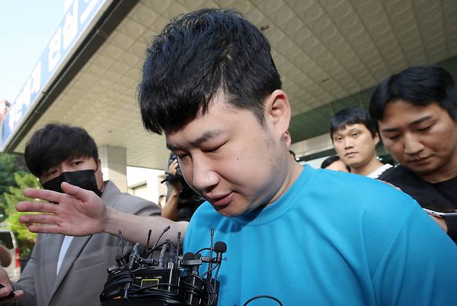 신림동 흉기난동 사건 피의자 조선이 28일 서울 관악구 관악경찰서에서 검찰로 송치되고 있다. 조선은 지난 21일 신림역 20대 남성을 흉기로 살해한 뒤 추가로 30대 남성 3명에게 잇따라 흉기를 휘둘렀다. [임세준 기자]