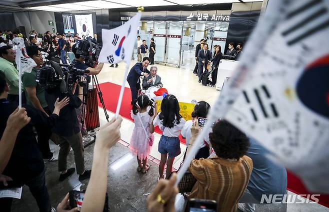 [서울=뉴시스] 정병혁 기자 = '한국광복군 제3지대' 출신으로 일본에 생존해 있는 유일한 독립유공자인 오성규 애국지사가 13일 서울 강서구 김포국제공항 국제선 입국장으로 귀국하고 있다. 2023.08.13. jhope@newsis.com