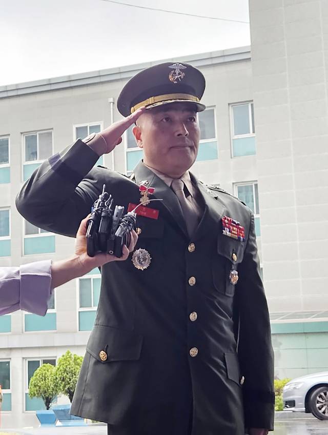 ▲고(故) 채수근 상병 수사와 관련해 '집단항명 수괴' 혐의로 입건된 박정훈 전 해병대 수사단장이 11일 서울 용산구 국방부 검찰단 앞에서 입장을 밝힌 뒤 경례를 하고 있다. 군 검찰단 출석이 예정됐던 박 전 수사단장은 "국방부 검찰단의 수사를 명백히 거부한다"고 밝혔다. ⓒ연합뉴스