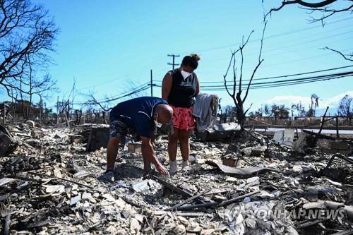 하와이 마우이섬, 타버린 집 살펴보는 주민들  [AFP=연합뉴스. 재판매 및 DB 금지]