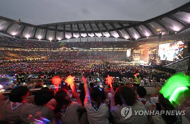 잼버리에 바치는 콘서트 (서울=연합뉴스) 11일 서울월드컵경기장에서 열린 K팝 슈퍼라이브 콘서트에서 스카우트 대원들이 공연을 즐기고 있다. 2023.8.11 [사진공동취재단] photo@yna.co.kr