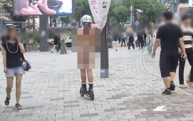 강남 비키니 라이딩을 했던 여성 중 한 명이 홍대에서 비키니를 입고 활보해 논란이 되고 있다. (사진=SNS 캡처)