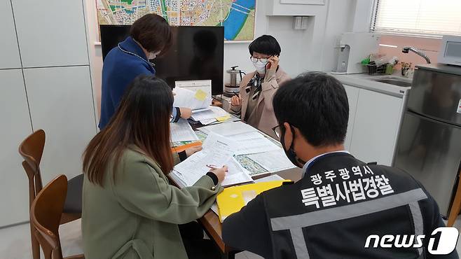 광주시 특별사법경찰과 구청 공무원이 광주 남구 봉선동 일대 중개업소를 점검하고 있다.(광주남구 제공)/뉴스1