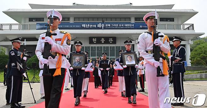 14일 오전 서울 동작구 국립서울현충원에서 열린 독립운동가 최재형 선생 부부 봉송식에서 국방부 의장대가 최재형 선생과 부인 최 엘레나 여사의 영현을 봉송하고 있다. (공동취재) 2023.8.14/뉴스1 ⓒ News1 민경석 기자