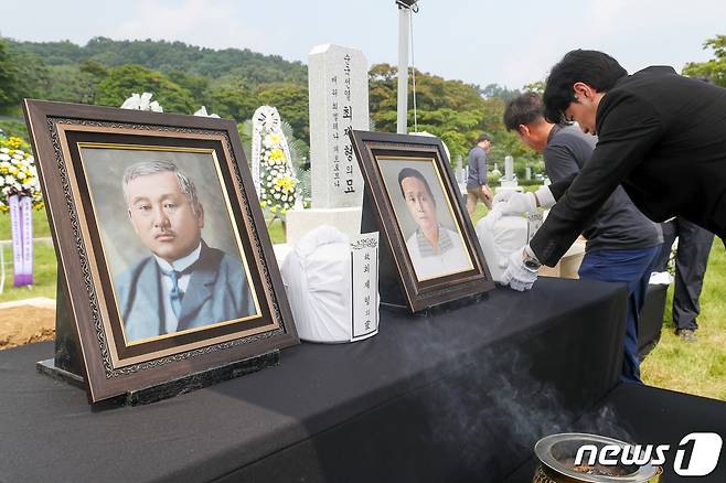 제78주년 8·15 광복절을 하루 앞둔 14일 오전 서울 동작구 국립서울현충원 애국지사 묘역에서 열린 독립운동가 최재형 선생과 배우자 최 엘레나 페트로브나 여사의 합동 안장식에서 최 선생 부부의 영현이 모셔지고 있다. 2023.8.14/뉴스1 ⓒ News1 민경석 기자