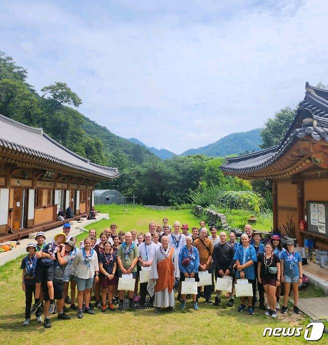 보은 속리산 법주사에서 템플스테이 체험 활동을 한  2023세계스카우트 잼버리대회 독일 대원들이 기념 촬영을 하고 있다. (법주사 제공) /뉴스1