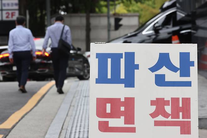 서울 서초구의 한 법률사무소에 파산 등 법률 상담 관련 안내문이 붙어 있다. /연합뉴스