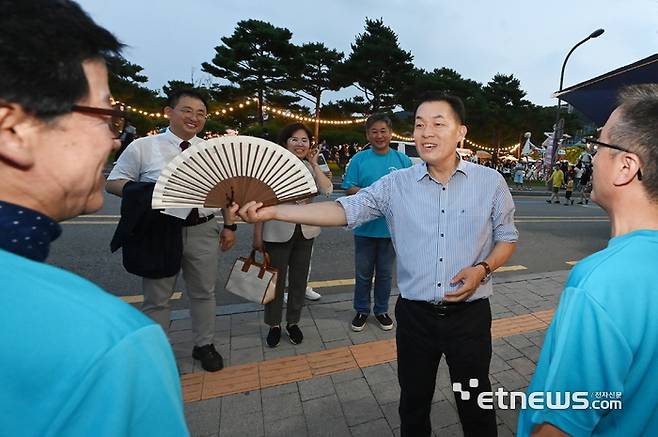 이재준 수원시장이 지난 13일 '수원문화재 야행'에 방문해 시민들과 함께 축제를 즐겼다.