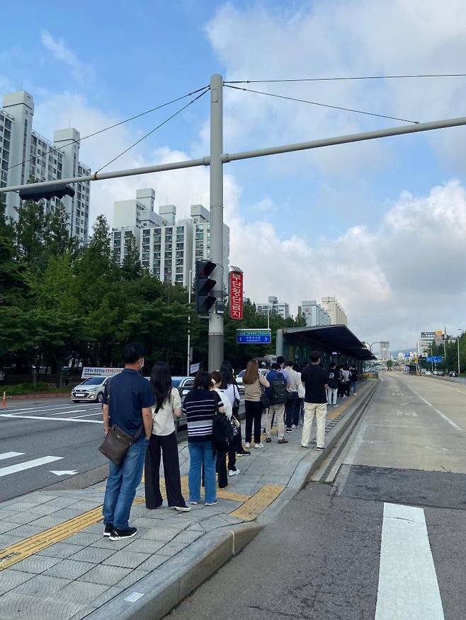 인천 청라~서울 강서 구간을 운행하는 7700번 BRT 이용객이 대폭 증가했다. 계양구 작전동의 한 BRT 정류장에 서울행 BRT 광역버스를 타기 위해 승객들이 줄을 길게 늘어서 기다리고 있다. 인천교통공사 제공