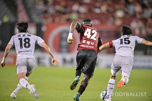 루페타(가운데, 경남FC). 서형권 기자