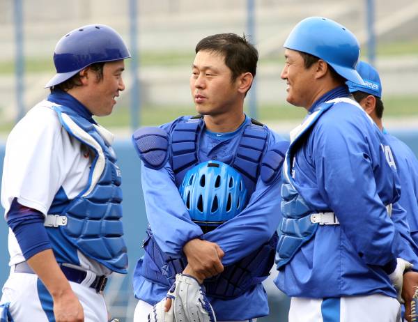 2007년 12월 열린 베이징 올림픽 야구대표팀 전지 훈련에서 박경완(가운데) 홍성흔과 얘기를 나누는 진갑용. IS포토