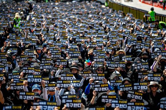 지난 5일 오후 서울 종로구 정부서울청사 앞에서 열린 서이초 교사 추모 및 공교육 정상화 촉구 집회에 참석한 전국의 교사들이 피켓을 들고 구호를 외치고 있다. [사진=뉴시스]