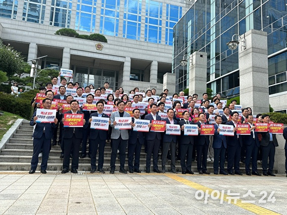 국민의힘 부산광역시당이 14일 부산광역시의회에서 김한규 더불어민주당 원내대변인의 부산세계박람회(엑스포) 관련 발언을 규탄하는 기자회견을 가진 후 ‘엑스포 망언 민주당은 사죄하라’의 팻말을 들고 규탄 퍼포먼스를 펼치고 있다. [사진=정예진 기자]