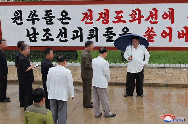 김정은 북한 국무위원장이 지난 11~12일 전술미사일 생산공장과 전술미사일 발사대차 생산공장, 전투장갑차 생산공장, 대구경 조종방사포탄 생산공장 등을 현지지도했다고 조선중앙통신이 14일 보도했다. 연합뉴스