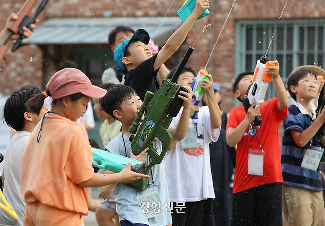 서울 서대문형무소 역사관에서 진행 중인 서대문 독립축제 ‘독립군 전투 체험’ 프로그램에 참가한 어린이들이 물총을 쏘고 있다.