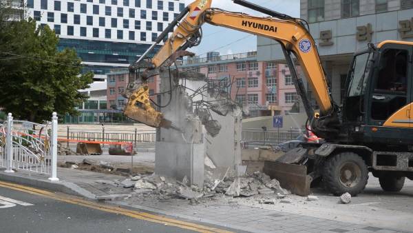 14일 오전 모라초등학교 교문을 철거하고 있다. 홍정민PD