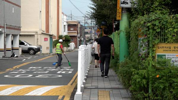 사상구 모라초등학교 앞 통학로. 성인 한 명이 지나가면 꽉 찰 정도로 좁다. 홍정민PD