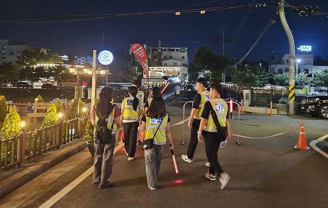 한남대 경찰학과 학생들이 대전0시축제 기간인 13일 저녁 대전역 주변의 범죄취약지구를 순찰하고 있다. 한남대