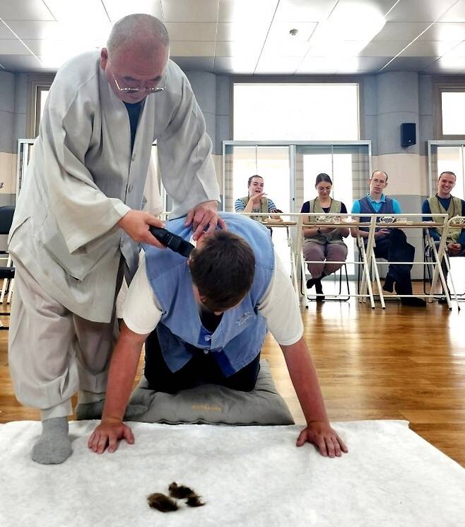 삭발식 진행 중인 독일 잼버리 대원. / 사진 = 법주사 제공
