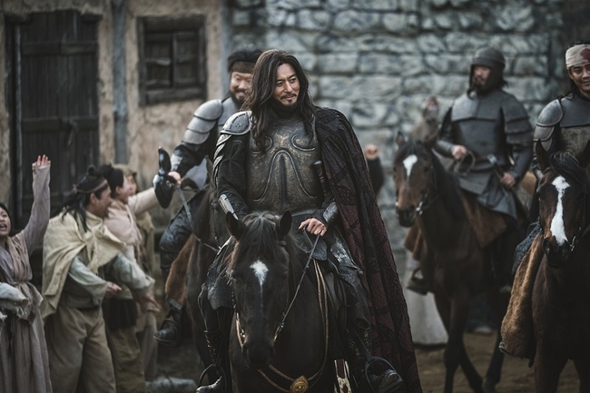 Arthdal Chronicles: The Sword of Aramoon Jang Dong-guns character steal has been revealedArthdal Chronicles, which will be broadcasted on September 9th, will be released on September 9th. Arthdal Chronicles: The Sword of Aramun (Written by Kim Young-hyun, Park Sang-yeon / Directed by Kim Sang-yeon / Production Dragoon / Production Studio Dragon, KPJ) is a new name for Arthdal Chronicles Season 2, It is a myth of Arthdal, written by a sword master, Tagon! A drama depicting the fateful story of Taealha.8 years after the Arthdal Chronicles.The released photo captures the majestic charisma of Arthdals first king, Tagon! Now the aura of the absolute ruler, which no one can stand in his way and refute, fills the angle.In the Arthdal Chronicles: The Sword of Aramoon, Tagon! is the Lord of Arthdal that everyone adores.It is kind to my people and the common people, but it is horribly scary and cruel to the enemy. It will show the mature Tagon!Its been a long time, Tagon!Jang Dong-gun, who came back to the station, was very curious about the story behind the  ⁇ Arthdal Chronicles, and said that he was glad to be able to meet again with the Arthdal Chronicles: The Sword of Aramoon.In addition, Tagon!, the first part of the book, showed a strong and irresistible appearance to gain ambition and desire. This time, I tried to express the anxiety and sensitivity of the power who has everything.