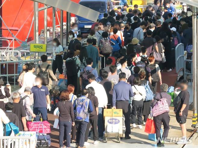 [인천=뉴시스] 김동영 기자 = 9일 오전 인천 중구 인천항 연안여객터미널에서 귀성객들이 백령도행 여객선으로 이동하고 있다. 2022.09.09. dy0121@newsis.com