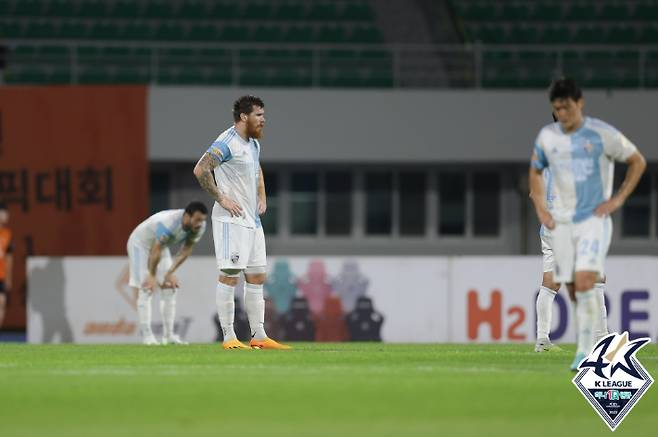 강원FC 원정에서 패한 울산 현대 선수들. 한국프로축구연맹