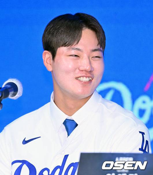 [OSEN=민경훈 기자]장현석이 기자회견을 하며 미소짓고 있다. 2023.08.11 /rumi@osen.co.kr