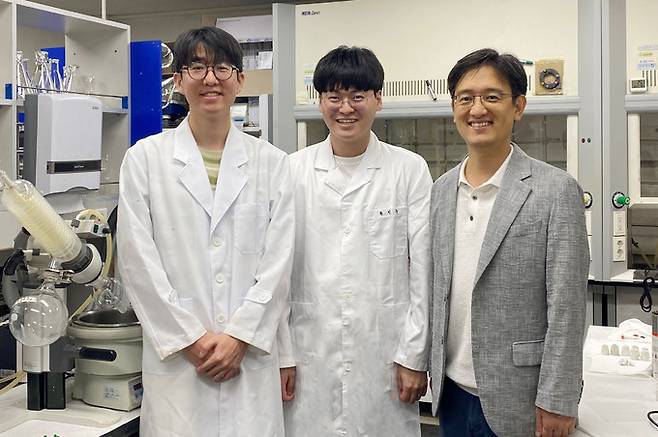 이성호 교수(오른쪽)와 연구팀이 기념 촬영을 하고 있다. 대구대학교 제공