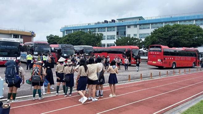 대전의 한 대학교 기숙사에서 철수하는 잼버리 베트남 대원들의 모습. 대전소방본부 제공