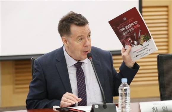 하일(로버트 할리) 광주외국인학교 이사장이 14일 오전 국회 의원회관에서 태영호 국민의힘 의원 주최로 열린 ‘해외 청년들에게는 술보다 흔한 마약’ 토론회에서 발언하고 있다. 2023.8.14 뉴스1