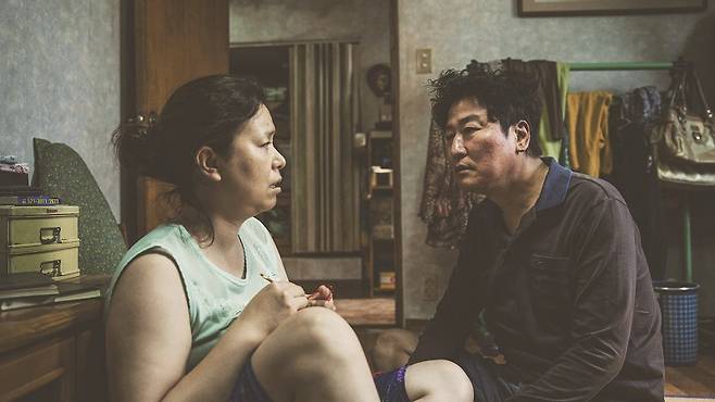 영화 기생충 등에 투자한 투자전문업체의 전 대표가 비상장주식 사기 사건에 연루됐다. 사진은 영화 기생충의 한 장면.[사진=뉴시스]&nbsp;