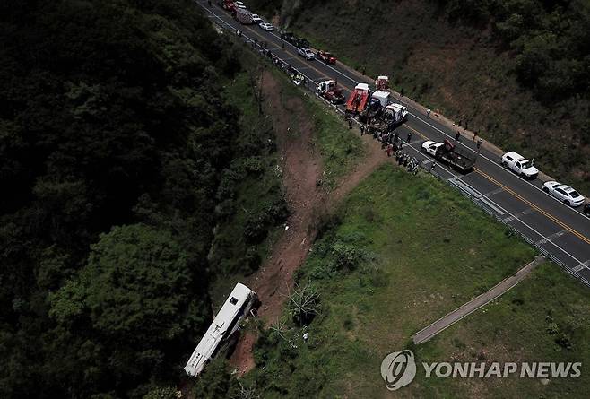 지난 3일(현지시간) 멕시코 나야리트주 계곡으로 추락한 버스 [AFP 연합뉴스 자료사진. 재판매 및 DB 금지]