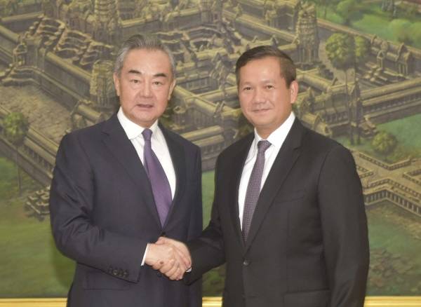왕이 중국 외교부장과 훈 마넷 캄보디아 총리 지명자 [중국 외교부 제공]