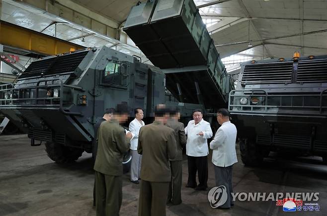 북한 김정은, "미사일 생산능력 비약적 제고"…군수공장 또 시찰 (서울=연합뉴스) 김정은 북한 국무위원장이 주요 군수공장들을 시찰하고 "전쟁준비의 질적수준은 군수산업발전에 달려있다"며 무기 생산능력의 제고를 독려했다.
   조선중앙통신은 김 위원장이 지난 11~12일 전술미사일 생산공장과 전술미사일 발사대차 생산공장, 전투장갑차 생산공장, 대구경 조종방사포탄 생산공장 등을 현지지도했다고 14일 보도했다. [조선중앙통신 홈페이지 캡처] 2023.8.14 
    [국내에서만 사용가능. 재배포 금지. For Use Only in the Republic of Korea. No Redistribution] 
 nkphoto@yna.co.kr