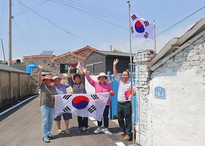 태극기 다는 황산면 산소마을 주민들 [해남군 제공·재판매 및 DB 금지]