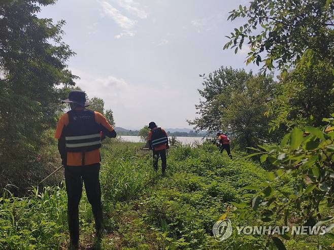 "꼭 찾겠다"…계속되는 실종자 수색 (상주=연합뉴스) 14일 소방 당국이 경북 예천군 감천면 벌방리에서 집중호우로 인한 산사태로 실종된 2명을 찾기 위해 상주보 일대까지 수색 반경을 넓혀 작업을 이어가고 있다. 두 사람은 지난달 15일 새벽 실종됐다. 2023.8.14 [경북도소방본부 제공. 재판매 및 DB금지]