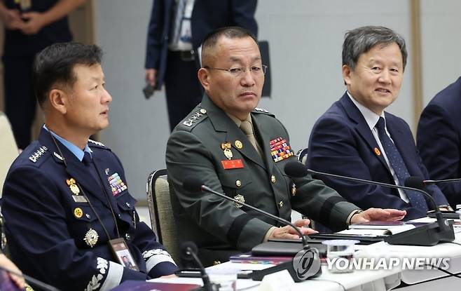 국방혁신위 2차 회의 참석한 김계환 해병대사령관 (서울=연합뉴스) 임헌정 기자 = 김계환 해병대사령관(가운데)이 8일 서울 용산 대통령실 청사에서 열린 국방혁신위원회 2차 회의에 참석하고 있다. 2023.8.8 kane@yna.co.kr