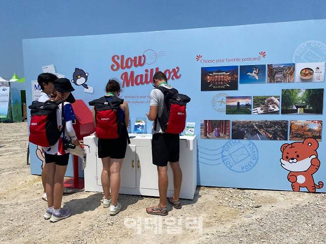 2023새만금세계스카우트잼버리 한국관광 홍보관-느린우체통 이벤트 엽서를 고르는 잼버리 참가자 (사진=한국관광공사)