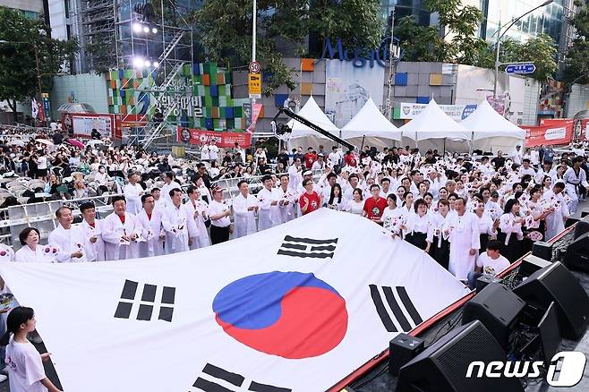 제78주년 광복절인 15일 ‘2023 대전 0시 축제’ 중앙로 특설무대에서 대형 태극기를 선두로 광복절 퍼레이드가 진행되고 있다. (대전시 제공) /뉴스1