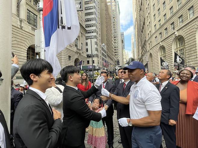 14일(현지 시각) 에릭 애덤스 뉴욕시장(우측)이 브라이언 전 AAYC 회장과 태극기를 게양하고 있다. /연합뉴스