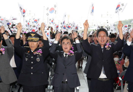 김태흠(가운데) 충남도지사가 15일 천안 독립기념관에서 열린 광복절 경축식에 참석해 태극기를 들고 만세삼창을 하고 있다. 사진=충남도 제공