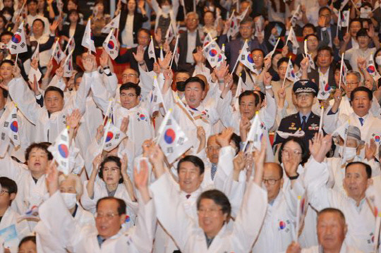 15일 충북 청주 예술의전당에서 열린 광복절 경축식에서 참석자들이 만세삼창을 하고 있다. 사진=충북도 제공