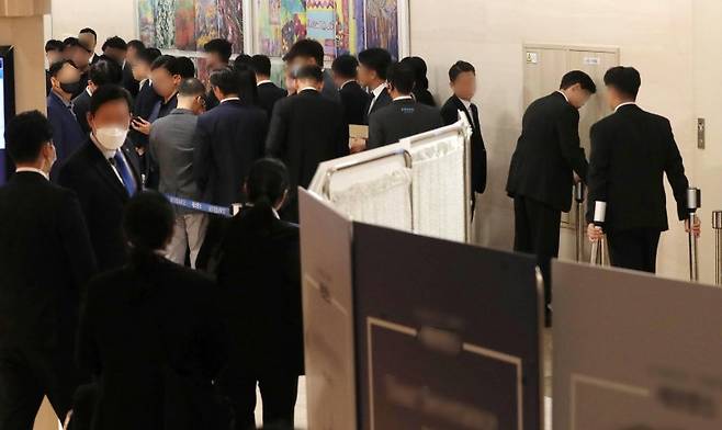 윤석열 대통령의 부친 윤기중 연세대 명예교수가 별세한 15일 빈소가 마련되는 서울의 한 병원 장례식장에서 관계자들이 분주한 모습을 보이고 있다. /사진=뉴스1화상
