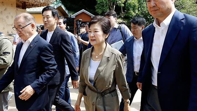 박근혜 전 대통령이 박정희 전 대통령 생가를 방문하고 있다. 연합뉴스