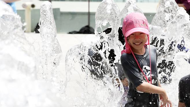 서울 광화문 광장에서 어린이들이 물놀이를 하고 있다. 뉴스1