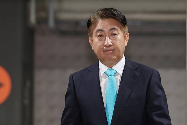 이동관 방송통신위원장 후보자가 11일 오후 정부과천청사 인근에 마련된 인사청문준비단 사무실로 출근하고 있다. 연합뉴스